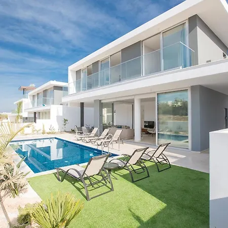 The Ultimate 5 Star Holiday In With Private Pool And Close To The Beach 1556 *