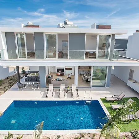 Villa The Ultimate 5 Star Holiday In With Private Pool And Close To The Beach 1556 *